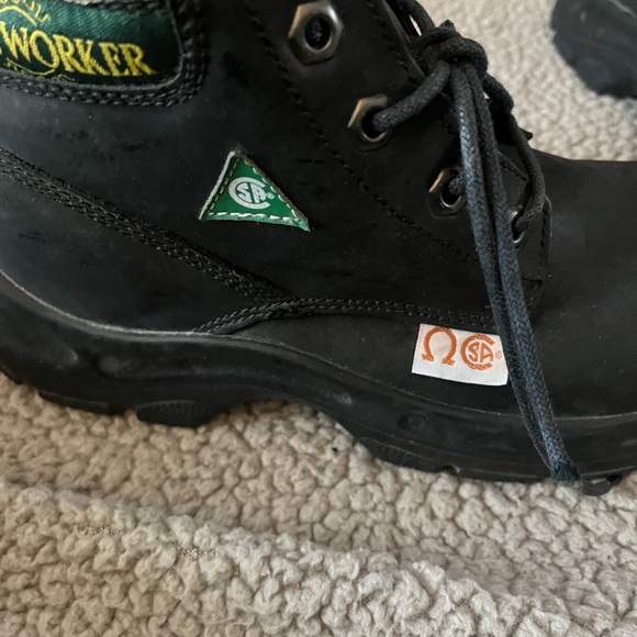 Size 6.5 CSA approved work boots - Picture 3 of 10
